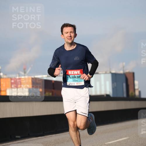 03.10.2025 - Köhlbrandbrückenlauf Jannik Wohlers http://msf.ph/oto/9075124 03.10.2025 09:41:28 Position 3 3226, 3078 meine-sportfotos.de