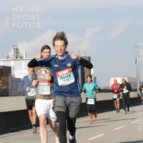 03.10.2025 - Köhlbrandbrückenlauf Jannik Wohlers http://msf.ph/oto/9075286 03.10.2025 09:51:28 Position 3 3835, 3379 meine-sportfotos.de