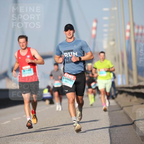 03.10.2025 - Köhlbrandbrückenlauf Jannik Wohlers http://msf.ph/oto/9075333 03.10.2025 09:41:48 Position 3 2024, 1268, 3152, 2831 meine-sportfotos.de