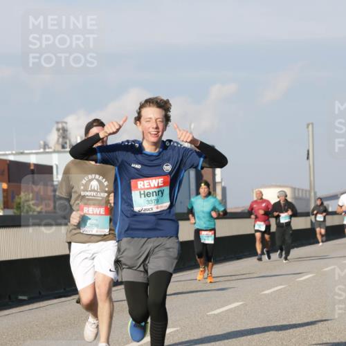 03.10.2025 - Köhlbrandbrückenlauf Jannik Wohlers http://msf.ph/oto/9075341 03.10.2025 09:51:28 Position 3 3379, 3835 meine-sportfotos.de