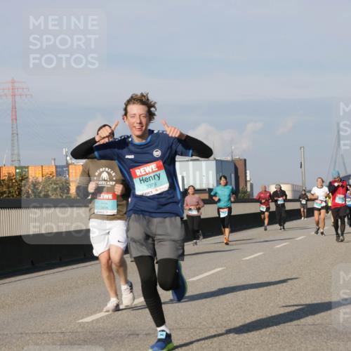03.10.2025 - Köhlbrandbrückenlauf Jannik Wohlers http://msf.ph/oto/9075469 03.10.2025 09:51:29 Position 3 3379, 3835 meine-sportfotos.de