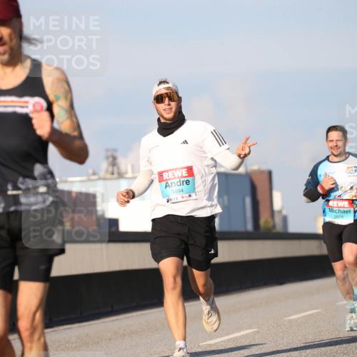03.10.2025 - Köhlbrandbrückenlauf Jannik Wohlers http://msf.ph/oto/9076426 03.10.2025 09:42:57 Position 3 048, 3494, 2879 meine-sportfotos.de
