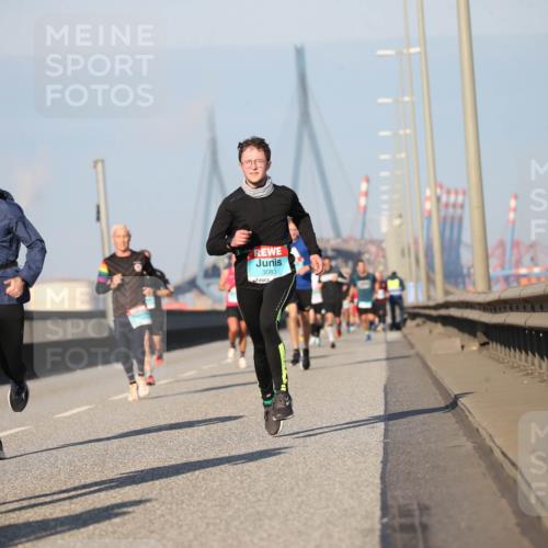 03.10.2025 - Köhlbrandbrückenlauf Jannik Wohlers http://msf.ph/oto/9076457 03.10.2025 09:42:59 Position 3 2879, 3083 meine-sportfotos.de