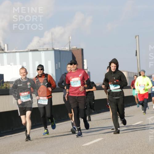 03.10.2025 - Köhlbrandbrückenlauf Jannik Wohlers http://msf.ph/oto/9077718 03.10.2025 09:52:36 Position 3 3320, 1125, 2696 meine-sportfotos.de