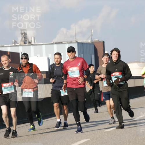 03.10.2025 - Köhlbrandbrückenlauf Jannik Wohlers http://msf.ph/oto/9077778 03.10.2025 09:52:38 Position 3 3320, 1125, 2696 meine-sportfotos.de