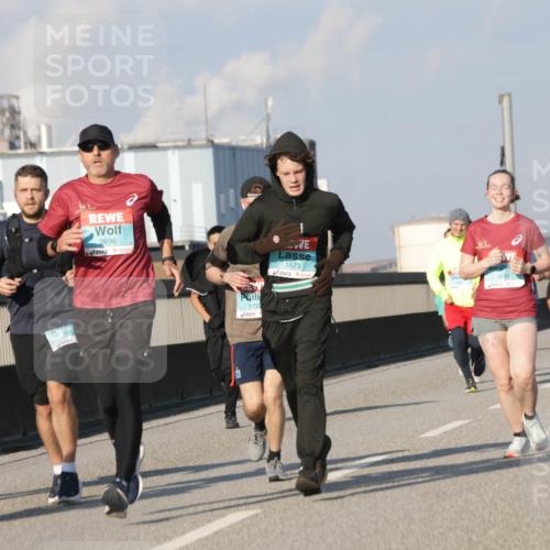 03.10.2025 - Köhlbrandbrückenlauf Jannik Wohlers http://msf.ph/oto/9077821 03.10.2025 09:52:39 Position 3 125, 168, 2696, 1722, 1673, 1410 meine-sportfotos.de