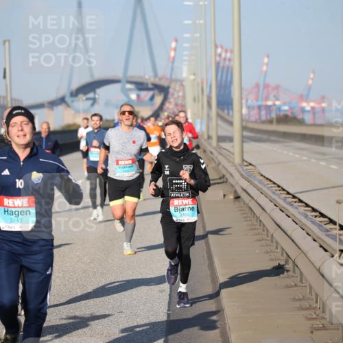 03.10.2025 - Köhlbrandbrückenlauf Jannik Wohlers http://msf.ph/oto/9078019 03.10.2025 09:45:08 Position 3 10, 3243, 10, 2760 meine-sportfotos.de