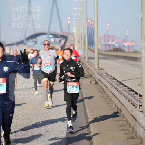 03.10.2025 - Köhlbrandbrückenlauf Jannik Wohlers http://msf.ph/oto/9078031 03.10.2025 09:45:08 Position 3 1142, 10, 3243, 10, 2760 meine-sportfotos.de