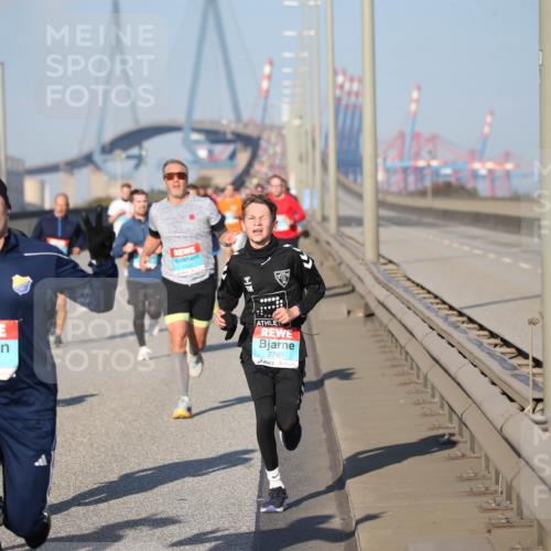 03.10.2025 - Köhlbrandbrückenlauf Jannik Wohlers http://msf.ph/oto/9078033 03.10.2025 09:45:08 Position 3 142, 10, 3243, 10, 2760 meine-sportfotos.de