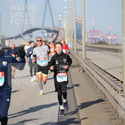 03.10.2025 - Köhlbrandbrückenlauf Jannik Wohlers http://msf.ph/oto/9078037 03.10.2025 09:45:08 Position 3 10, 3243, 2760 meine-sportfotos.de
