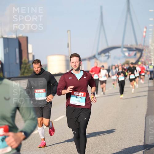 03.10.2025 - Köhlbrandbrückenlauf Jannik Wohlers http://msf.ph/oto/9078378 03.10.2025 09:45:30 Position 3 1143, 3718, 2302 meine-sportfotos.de
