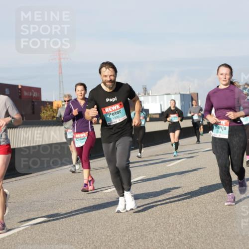 03.10.2025 - Köhlbrandbrückenlauf Jannik Wohlers http://msf.ph/oto/9078666 03.10.2025 09:53:05 Position 3 2731, 1336, 234 meine-sportfotos.de