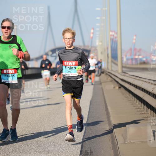 03.10.2025 - Köhlbrandbrückenlauf Jannik Wohlers http://msf.ph/oto/9078732 03.10.2025 09:46:02 Position 3 2710, 2997 meine-sportfotos.de