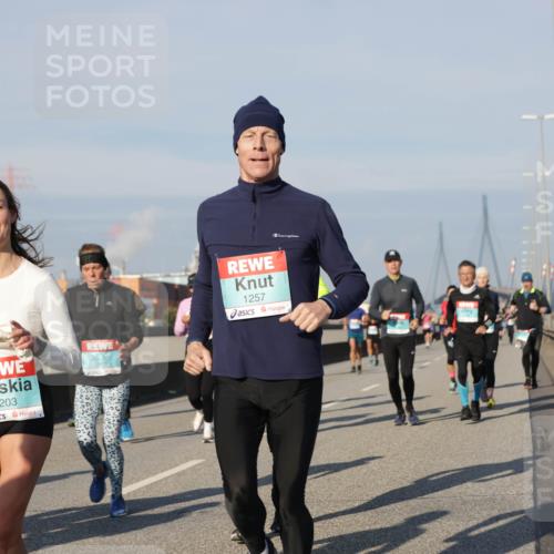 03.10.2025 - Köhlbrandbrückenlauf Jannik Wohlers http://msf.ph/oto/9080011 03.10.2025 09:53:45 Position 3 1203, 3811, 1257 meine-sportfotos.de