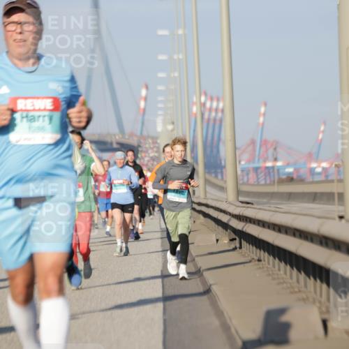 03.10.2025 - Köhlbrandbrückenlauf Jannik Wohlers http://msf.ph/oto/9081301 03.10.2025 09:54:32 Position 3 1286 meine-sportfotos.de