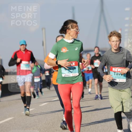 03.10.2025 - Köhlbrandbrückenlauf Jannik Wohlers http://msf.ph/oto/9081500 03.10.2025 09:54:39 Position 3 10, 3709, 3707 meine-sportfotos.de