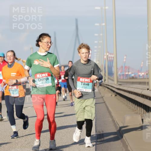 03.10.2025 - Köhlbrandbrückenlauf Jannik Wohlers http://msf.ph/oto/9081553 03.10.2025 09:54:40 Position 3 3709, 3707 meine-sportfotos.de
