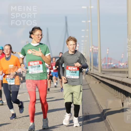 03.10.2025 - Köhlbrandbrückenlauf Jannik Wohlers http://msf.ph/oto/9081555 03.10.2025 09:54:40 Position 3 3709, 3707 meine-sportfotos.de
