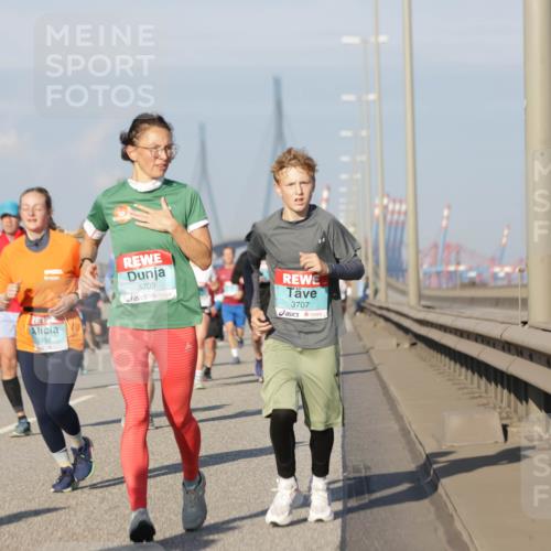 03.10.2025 - Köhlbrandbrückenlauf Jannik Wohlers http://msf.ph/oto/9081560 03.10.2025 09:54:40 Position 3 1858, 3709, 3707 meine-sportfotos.de