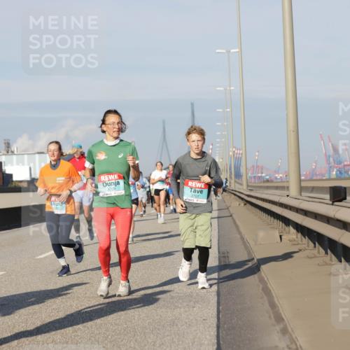 03.10.2025 - Köhlbrandbrückenlauf Jannik Wohlers http://msf.ph/oto/9081565 03.10.2025 09:54:40 Position 3 58, 3709, 3707 meine-sportfotos.de