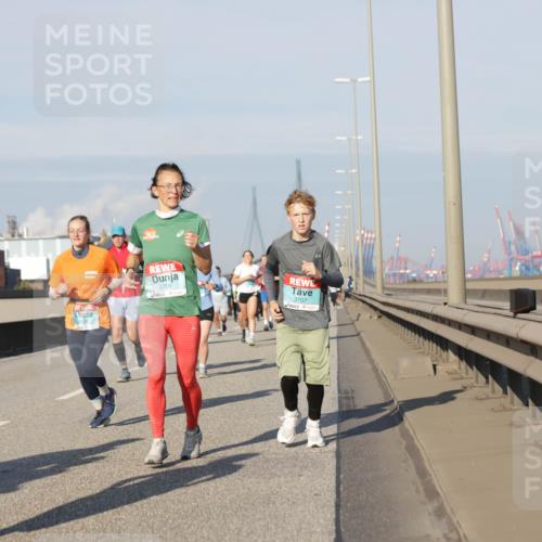 03.10.2025 - Köhlbrandbrückenlauf Jannik Wohlers http://msf.ph/oto/9081568 03.10.2025 09:54:40 Position 3 3709, 3707, 1858 meine-sportfotos.de