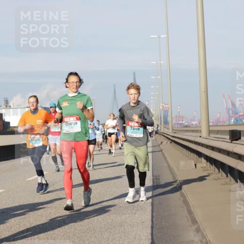 03.10.2025 - Köhlbrandbrückenlauf Jannik Wohlers http://msf.ph/oto/9081571 03.10.2025 09:54:40 Position 3 3709, 3707 meine-sportfotos.de