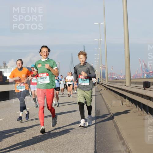 03.10.2025 - Köhlbrandbrückenlauf Jannik Wohlers http://msf.ph/oto/9081578 03.10.2025 09:54:40 Position 3 3709, 3707, 1858 meine-sportfotos.de