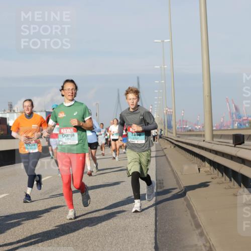 03.10.2025 - Köhlbrandbrückenlauf Jannik Wohlers http://msf.ph/oto/9081588 03.10.2025 09:54:41 Position 3 3709, 3707 meine-sportfotos.de