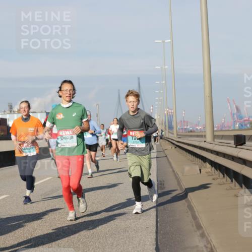 03.10.2025 - Köhlbrandbrückenlauf Jannik Wohlers http://msf.ph/oto/9081594 03.10.2025 09:54:41 Position 3 3709, 3707 meine-sportfotos.de