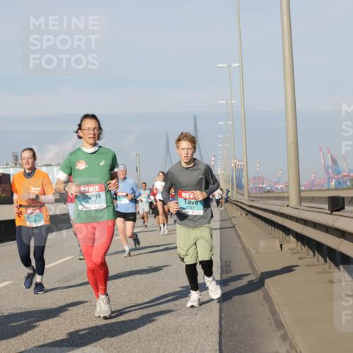 03.10.2025 - Köhlbrandbrückenlauf Jannik Wohlers http://msf.ph/oto/9081600 03.10.2025 09:54:41 Position 3 709, 3707 meine-sportfotos.de