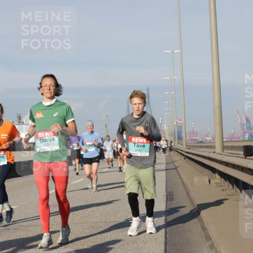 03.10.2025 - Köhlbrandbrückenlauf Jannik Wohlers http://msf.ph/oto/9081615 03.10.2025 09:54:41 Position 3 1858, 3709, 3707 meine-sportfotos.de