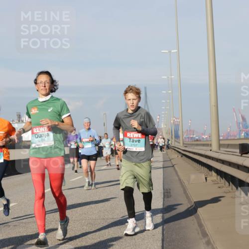 03.10.2025 - Köhlbrandbrückenlauf Jannik Wohlers http://msf.ph/oto/9081619 03.10.2025 09:54:41 Position 3 1858, 3709, 3707 meine-sportfotos.de