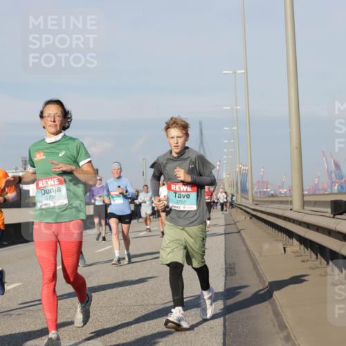 03.10.2025 - Köhlbrandbrückenlauf Jannik Wohlers http://msf.ph/oto/9081630 03.10.2025 09:54:41 Position 3 1858, 3709, 3707 meine-sportfotos.de
