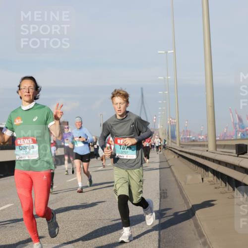 03.10.2025 - Köhlbrandbrückenlauf Jannik Wohlers http://msf.ph/oto/9081635 03.10.2025 09:54:41 Position 3 3709, 3707 meine-sportfotos.de