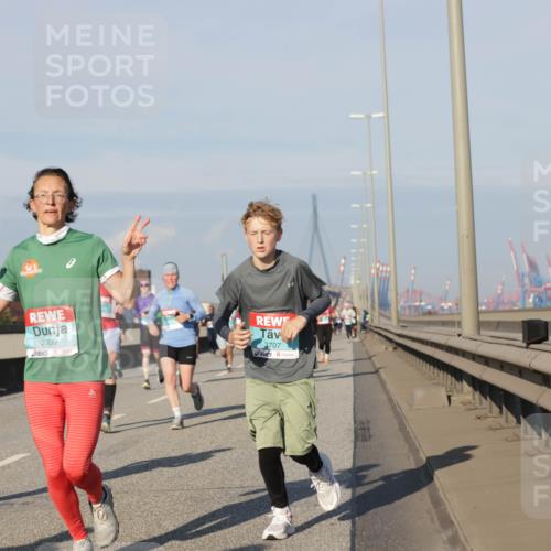 03.10.2025 - Köhlbrandbrückenlauf Jannik Wohlers http://msf.ph/oto/9081636 03.10.2025 09:54:41 Position 3 3709, 3707 meine-sportfotos.de