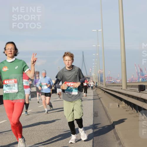 03.10.2025 - Köhlbrandbrückenlauf Jannik Wohlers http://msf.ph/oto/9081644 03.10.2025 09:54:41 Position 3 3709, 3707 meine-sportfotos.de