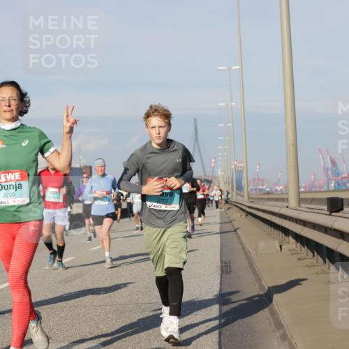 03.10.2025 - Köhlbrandbrückenlauf Jannik Wohlers http://msf.ph/oto/9081649 03.10.2025 09:54:42 Position 3 3709, 3707 meine-sportfotos.de