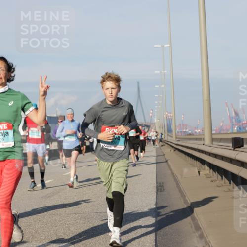 03.10.2025 - Köhlbrandbrückenlauf Jannik Wohlers http://msf.ph/oto/9081655 03.10.2025 09:54:42 Position 3 3709, 1858, 5707 meine-sportfotos.de