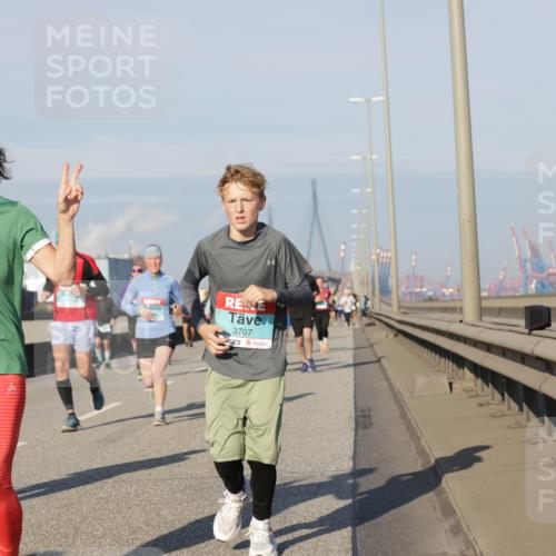 03.10.2025 - Köhlbrandbrückenlauf Jannik Wohlers http://msf.ph/oto/9081662 03.10.2025 09:54:42 Position 3 3709, 3707 meine-sportfotos.de