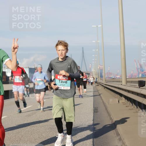 03.10.2025 - Köhlbrandbrückenlauf Jannik Wohlers http://msf.ph/oto/9081671 03.10.2025 09:54:42 Position 3 3709, 3707 meine-sportfotos.de