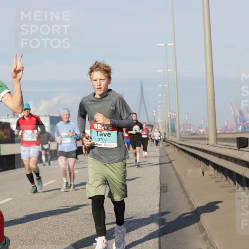 03.10.2025 - Köhlbrandbrückenlauf Jannik Wohlers http://msf.ph/oto/9081677 03.10.2025 09:54:42 Position 3 3709, 3707 meine-sportfotos.de