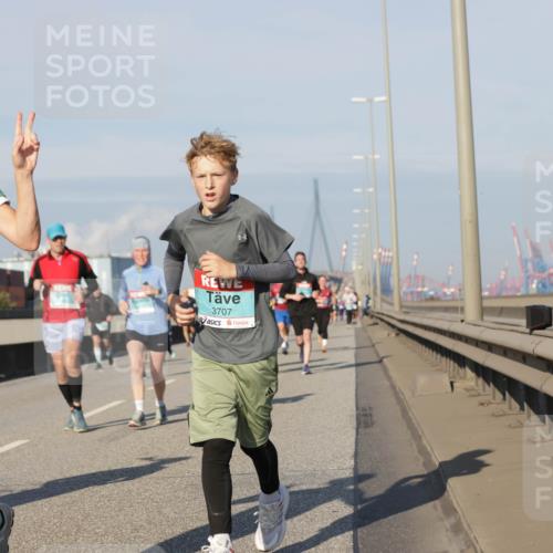 03.10.2025 - Köhlbrandbrückenlauf Jannik Wohlers http://msf.ph/oto/9081685 03.10.2025 09:54:42 Position 3 3709, 3707 meine-sportfotos.de