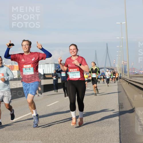03.10.2025 - Köhlbrandbrückenlauf Jannik Wohlers http://msf.ph/oto/9081875 03.10.2025 09:54:51 Position 3 3543, 1901, 1818 meine-sportfotos.de
