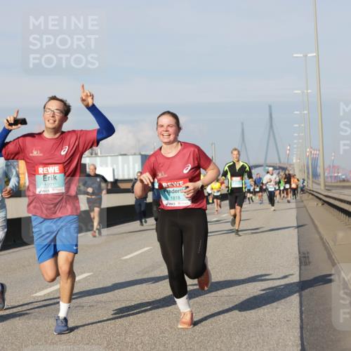 03.10.2025 - Köhlbrandbrückenlauf Jannik Wohlers http://msf.ph/oto/9081907 03.10.2025 09:54:51 Position 3 8542, 1901, 1818 meine-sportfotos.de