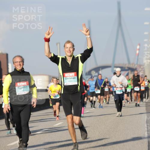 03.10.2025 - Köhlbrandbrückenlauf Jannik Wohlers http://msf.ph/oto/9081917 03.10.2025 09:54:52 Position 3 1558, 1464, 1201 meine-sportfotos.de