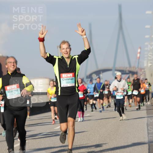 03.10.2025 - Köhlbrandbrückenlauf Jannik Wohlers http://msf.ph/oto/9081939 03.10.2025 09:54:52 Position 3 568, 1464, 1201 meine-sportfotos.de