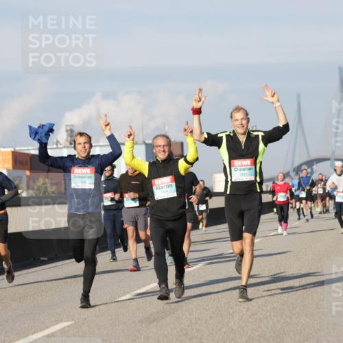 03.10.2025 - Köhlbrandbrückenlauf Jannik Wohlers http://msf.ph/oto/9081953 03.10.2025 09:54:53 Position 3 1558, 1464, 1201 meine-sportfotos.de