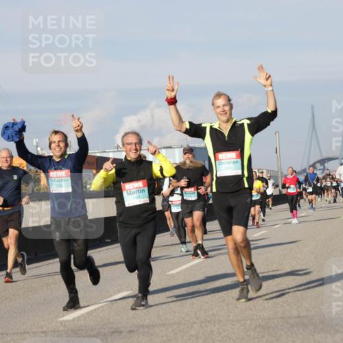 03.10.2025 - Köhlbrandbrückenlauf Jannik Wohlers http://msf.ph/oto/9082073 03.10.2025 09:54:54 Position 3 1558, 1464, 1201 meine-sportfotos.de