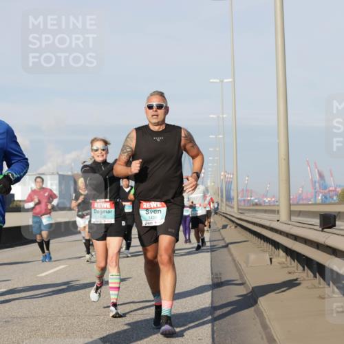 03.10.2025 - Köhlbrandbrückenlauf Jannik Wohlers http://msf.ph/oto/9082516 03.10.2025 09:55:09 Position 3 3202, 1636, 1435 meine-sportfotos.de