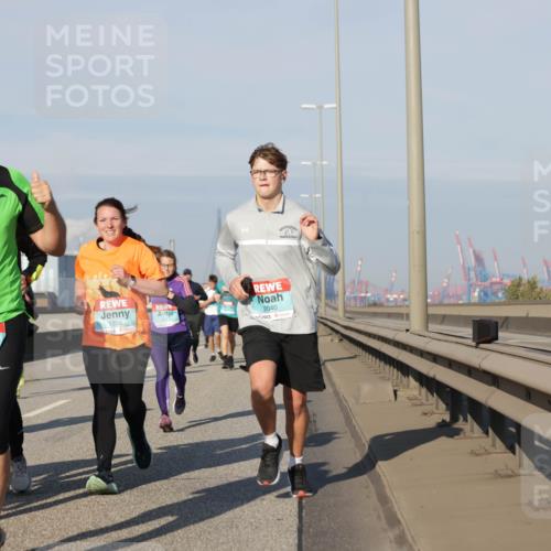 03.10.2025 - Köhlbrandbrückenlauf Jannik Wohlers http://msf.ph/oto/9082640 03.10.2025 09:55:14 Position 3 3321, 2711, 1350, 2040 meine-sportfotos.de